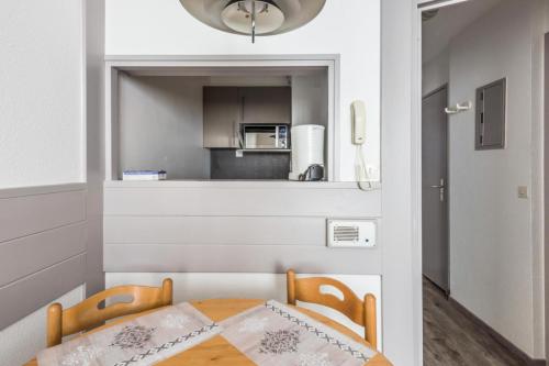 une petite salle à manger avec une table et deux chaises dans l'établissement Résidence Les Alpages - maeva Home - 2 Pièces 4 Personnes Sélection MAE-0996, à Morzine