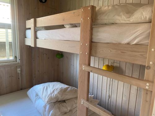 - łóżko piętrowe z 2 łóżkami piętrowymi w pokoju w obiekcie Skønt sommerhus tæt på skov, strand og hyggeligt havnemiljø w mieście Bønnerup