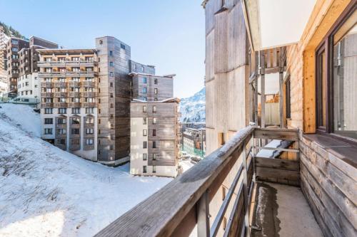 a balcony of a building with snow on the ground at Résidence Les Alpages - maeva Home - Studio 5 Personnes Confort 97 in Morzine