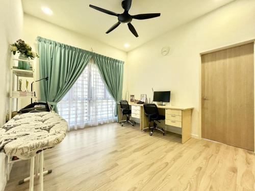 Serene Homestay Semenyih - Endlot House 4BR for 9 pax في سيمينيه: غرفة نوم مع سرير ومكتب ومروحة سقف
