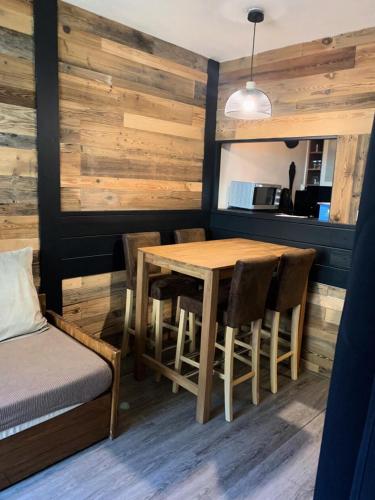 une salle à manger avec une table et des chaises dans l'établissement Résidence Les Alpages - maeva Home - Studio 5 Personnes - Sélection MAE-0997, à Morzine