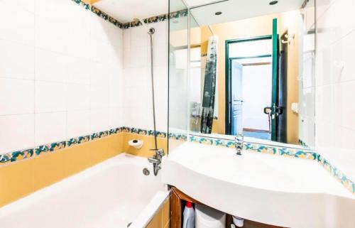 une salle de bain avec un lavabo et un miroir dans l'établissement Résidence La Marelle et Le Rami - maeva Home - 2 Pièces 5 Personnes Sélection MAE-1197, à La Plagne Tarentaise