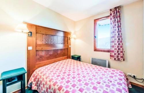 une chambre avec un lit et une fenêtre dans l'établissement Résidence La Marelle et Le Rami - maeva Home - 2 Pièces 5 Personnes Sélection MAE-1197, à La Plagne Tarentaise