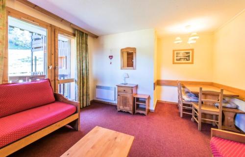 un salon avec un canapé et une table dans l'établissement Quartier Crève Cœur - maeva Home - 2 Pièces 5 Personnes Sélection MAE-1275, à Valmorel