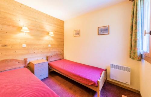 une chambre avec deux lits et une fenêtre dans l'établissement Quartier Crève Cœur - maeva Home - 2 Pièces 5 Personnes Sélection MAE-1275, à Valmorel