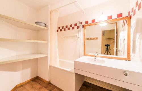 une salle de bain avec un lavabo et un miroir dans l'établissement Quartier Crève Cœur - maeva Home - 2 Pièces 5 Personnes Sélection MAE-1275, à Valmorel