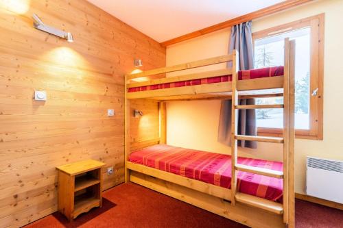 - une chambre avec des lits superposés dans une cabine dans l'établissement Quartier La Forêt - maeva Home - 2 Pièces 5 Personnes Confort MAE-1276, à Valmorel