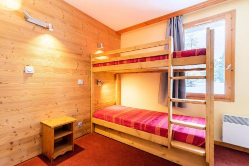 a bedroom with bunk beds in a cabin at Les Résidences de Valmorel - maeva Home - 2 Pièces 5 Personnes Confort 76 in Valmorel
