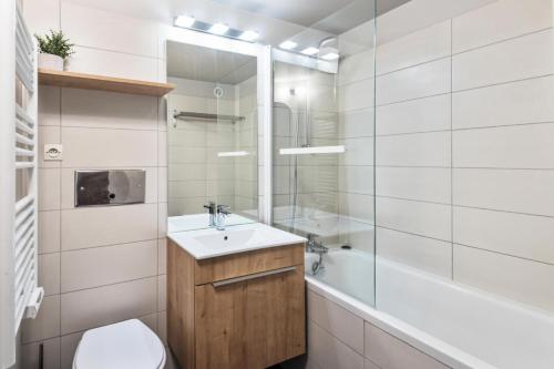 une salle de bain avec un lavabo, des toilettes et une baignoire dans l'établissement Résidence Les Portes du Soleil - maeva Home - 2 Pièces 6 Personnes Sélection MAE-1281, à Morzine