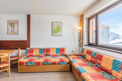 une chambre avec un canapé, une table et une fenêtre dans l'établissement Résidence Les Alpages - maeva Home - 2 Pièces 4 Personnes Budget MAE-1312, à Morzine