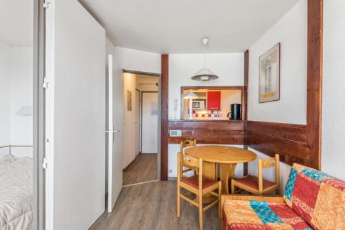 une pièce avec une table et des chaises et une chambre dans l'établissement Résidence Les Alpages - maeva Home - 2 Pièces 4 Personnes Budget MAE-1312, à Morzine