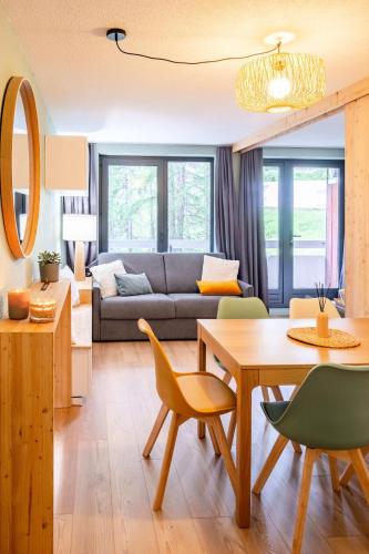 un salon avec un canapé, une table et des chaises dans l'établissement Résidence L'Eyssina - maeva Home - Studio 6 Personnes - Sélection - super Home MAE-1419, à Vars