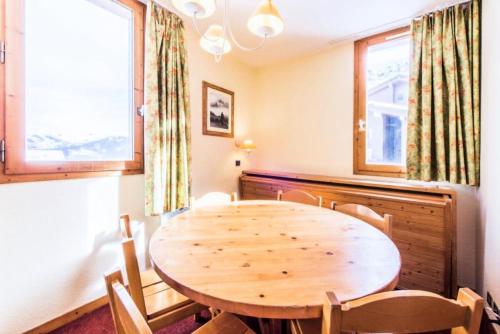 une salle à manger avec une table et des chaises en bois dans l'établissement Quartier La Forêt - maeva Home - Appartement 2 Pièces 5 Personnes - Confort MAE-1411, à Valmorel