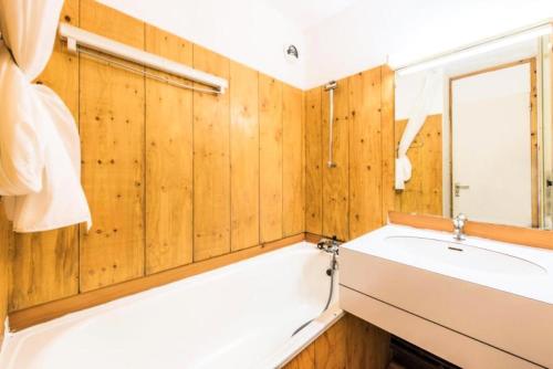 une salle de bain avec une baignoire et un lavabo dans l'établissement Quartier La Forêt - maeva Home - Appartement 2 Pièces 5 Personnes - Confort MAE-1411, à Valmorel