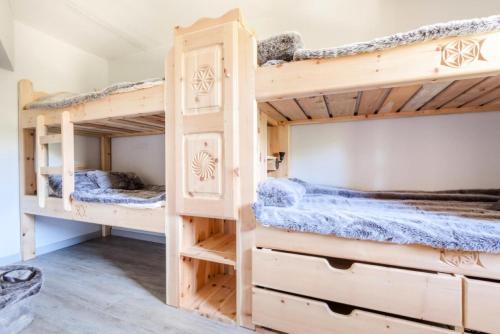 une chambre avec deux lits superposés dans l'établissement Résidence L'Albane - maeva Home - Appartement spacieux et chaleureux 4 pièces 9 personnes - Exclusive - super Home MAE-1637, à Vars