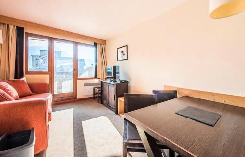 un salon avec une table et un canapé dans l'établissement Résidence Quartier Falaise - maeva Home - Studio 4 Personnes Confort MAE-1709, à Avoriaz