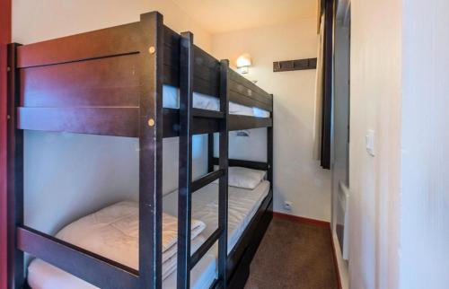 quelques lits superposés dans une chambre dans l'établissement Résidence Quartier Falaise - maeva Home - Studio 4 Personnes Confort MAE-1709, à Avoriaz