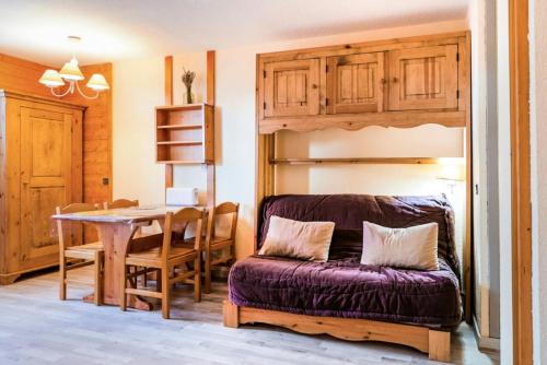 - un salon avec un lit, une table et une table dans l'établissement Quartier La Forêt - maeva Home - Studio 4 Personnes Sélection MAE-1777, à Valmorel