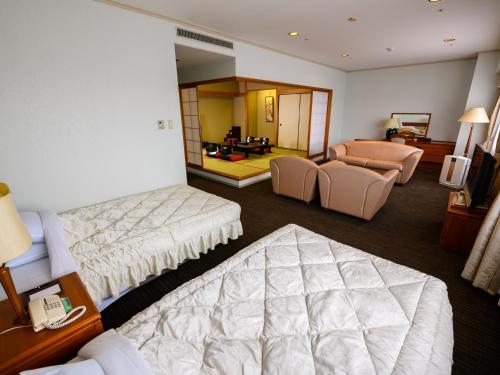 une chambre d'hôtel avec deux lits et un salon dans l'établissement Grand Mercure Nara Kashihara, à Kashihara