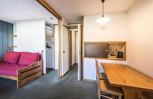 un salon avec un canapé rose et une table dans l'établissement Quartier Crève Cœur - maeva Home - Studio 4 Personnes Sélection MAE-1773, à Valmorel