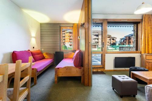 un salon avec un canapé et une table dans l'établissement Quartier Crève Cœur - maeva Home - Studio 4 Personnes Sélection MAE-1773, à Valmorel