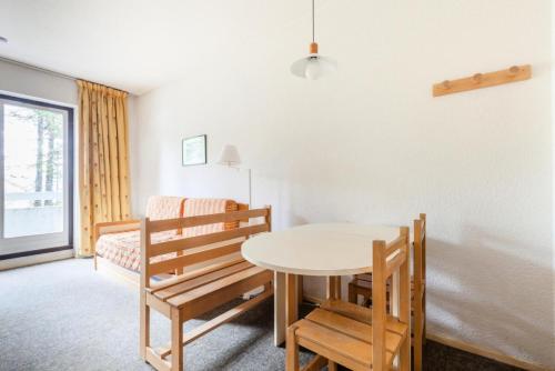 une pièce avec une table, des chaises et un lit dans l'établissement Résidence L'Eyssina - maeva Home - Studio 5 Personnes Budget MAE-1940, à Vars