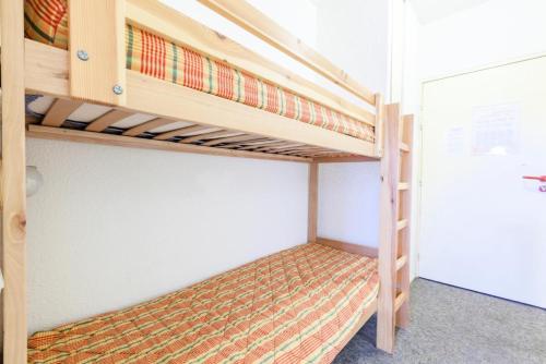 une chambre avec deux lits superposés dans une pièce dans l'établissement Résidence L'Eyssina - maeva Home - Studio 5 Personnes Budget MAE-1940, à Vars