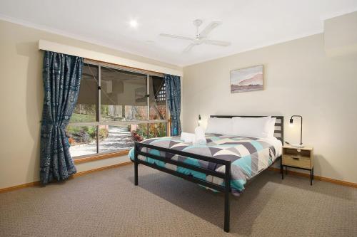 布赖特Greenlea的一间卧室，里面有一张床和一扇窗户。