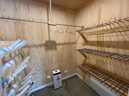 布赖特Greenlea的空的木墙和空架