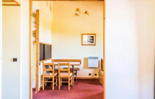 une salle à manger et une cuisine avec une table et des chaises dans l'établissement Quartier Crève Cœur - maeva Home - Studio 4 Personnes Confort MAE-3073, à Valmorel