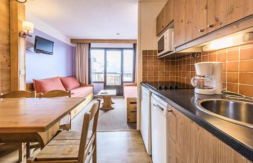 une cuisine avec une table et une salle à manger dans l'établissement Résidence Quartier Falaise - maeva Home - Studio 4 Personnes Confort MAE-3148, à Avoriaz