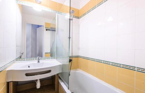 a bathroom with a sink and a bath tub at Résidence Quartier Falaise - maeva Home - Studio 4 Personnes Confort MAE-3148 in Avoriaz