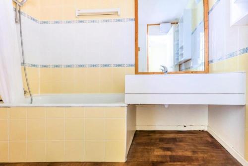 a bathroom with a sink and a shower at Quartier Crève Cœur - maeva Home - Duplex 3 Pièces 8 Personnes Confort MAE-3603 in Valmorel