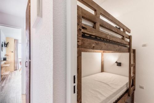 - une chambre avec des lits superposés en bois dans l'établissement Résidence Le Cédrat - maeva Home - Studio cosy 4 personnes - Sélection - Super Home MAE-3598, à Avoriaz