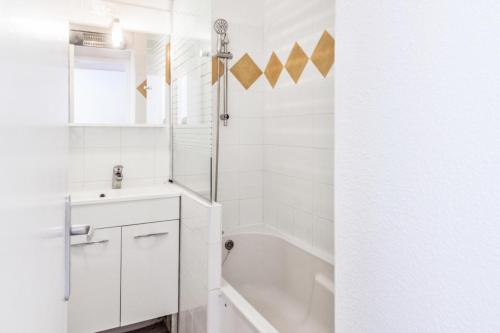 une salle de bain blanche avec une baignoire et un lavabo dans l'établissement Résidence Le Cédrat - maeva Home - Studio cosy 4 personnes - Sélection - Super Home MAE-3598, à Avoriaz
