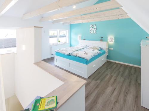 1 dormitorio con cama y pared azul en Hafensternchen, en Husum