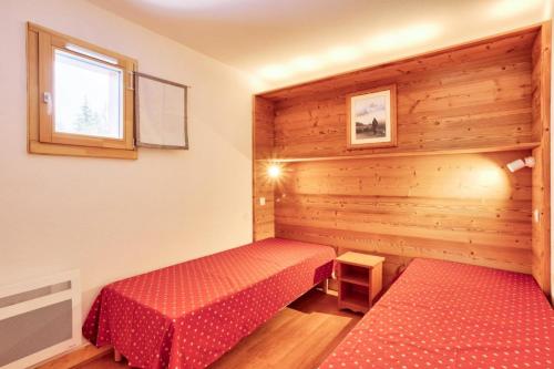 une petite pièce avec un lit et une fenêtre dans l'établissement Résidences quartier Charmettoger - maeva Home - 2 Pièces 5 Personnes Sélection MAE-3657, à Arc 1800