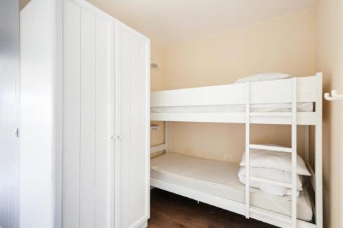 Cette petite chambre comprend des lits superposés. dans l'établissement Résidence Les Constellations - maeva Home - Studio 5 Personnes Sélection MAE-3766, à La Plagne Tarentaise