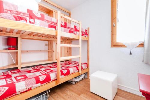 - une chambre avec des lits superposés dans l'établissement Résidence Le Hameau du Sauget - maeva Home - studio 4 Personnes Sélection MAE-3767, à La Plagne Tarentaise