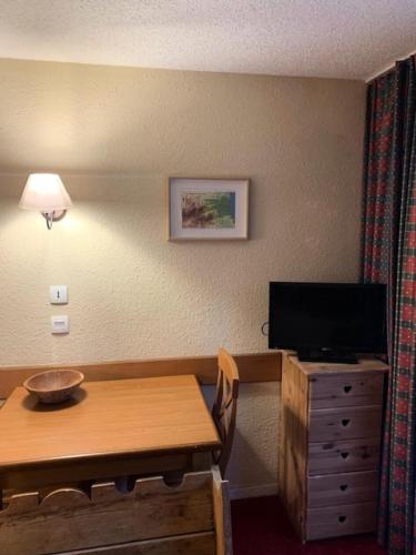 Cette chambre dispose d'une table et d'un bureau avec une télévision. dans l'établissement Résidence Le Sequoïa - maeva Home - Studio 3 Personnes Confort MAE-3769, à Font-Romeu