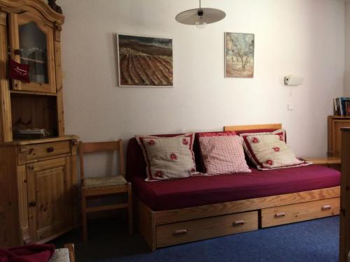 - une chambre avec un canapé et des oreillers dans l'établissement Quartier La Forêt - maeva Home - Studio 4 Personnes Confort MAE-3775, à Valmorel