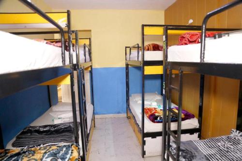 Un pat suprapus sau paturi suprapuse la Bunk Hostel Delhi Best Backpacking Accommodation