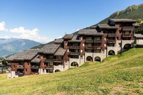un grand bâtiment au sommet d'une colline dans l'établissement Quartier Crève Cœur - maeva Home - Studio 4 Personnes Confort MAE-3779, à Valmorel