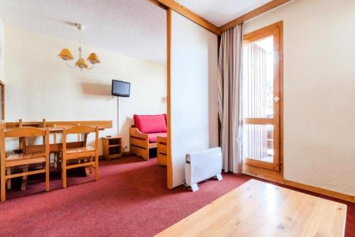 une pièce avec une table et une salle à manger dans l'établissement Quartier Crève Cœur - maeva Home - Studio 4 Personnes Confort MAE-3779, à Valmorel