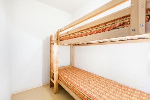 1 Schlafzimmer mit 2 Etagenbetten in einem Zimmer in der Unterkunft Résidence L'Eyssina - maeva Home - Studio 6 Personnes Budget 48 in Vars