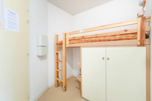 Cette chambre comprend des lits superposés et un placard. dans l'établissement Résidence L'Eyssina - maeva Home - Studio 3 Personnes - Budget MAE-1949, à Vars