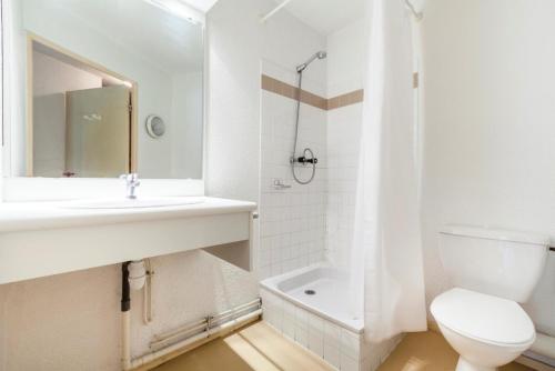 une salle de bain blanche avec un lavabo et des toilettes dans l'établissement Résidence L'Eyssina - maeva Home - Studio 3 Personnes - Budget MAE-1949, à Vars