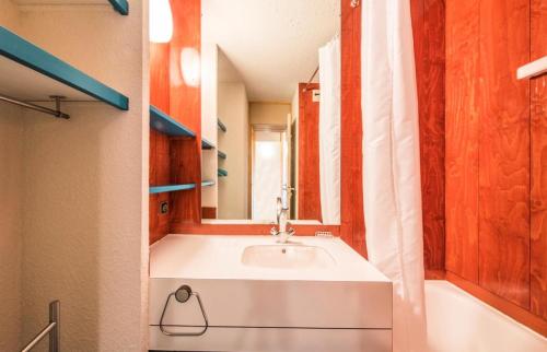 une salle de bain avec un lavabo et un miroir dans l'établissement Quartier Crève Cœur - maeva Home - Studio 4 Personnes Sélection MAE-2006, à Valmorel