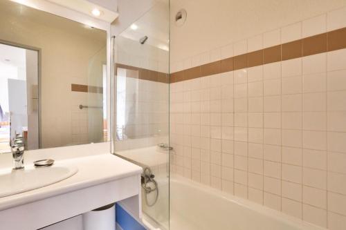 une salle de bain avec une douche, un lavabo et un miroir dans l'établissement Résidence L'Eyssina - maeva Home - Appartement 3 Pièces 6 Personnes Prestige MAE-3088, à Vars