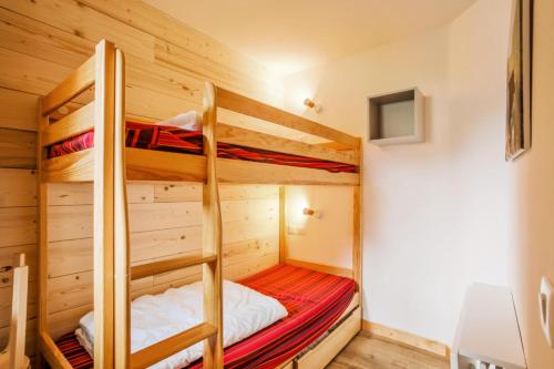 une chambre avec deux lits superposés dans l'établissement Résidence Le Hameau du Sauget - maeva Home - 2 Pièces 4 Personnes Sélection MAE-3483, à La Plagne Tarentaise